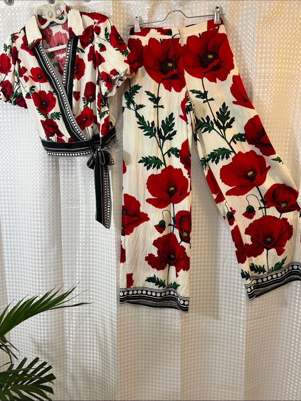 Beautiful & Bold LULUMARI Ensemble-White w/Red Poppies&Black Trim Top & Pant